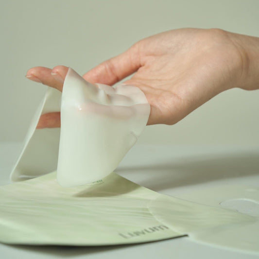 Bilde av dame som holder Luvum Calming Repair Cica Gel Mask i hånden