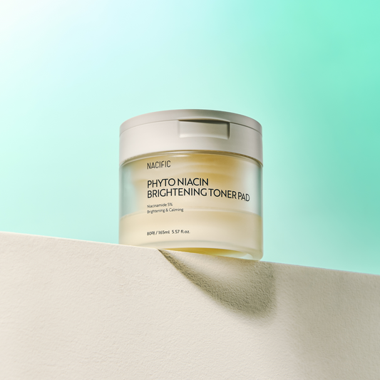 Bilde av NACIFIC Phyto Niacin Brightening Toner Pad oppå en hvit hylle med lyseblå bakgrunn
