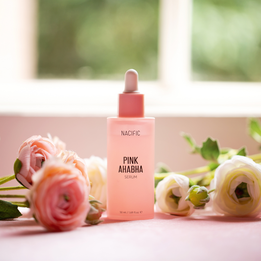 Bilde av NACIFIC Pink AHA BHA Serum omringet av blomster