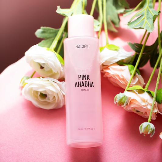Bilde av NACIFIC Pink AHA BHA Toner på rosa bakgrunn, omringet av blomster