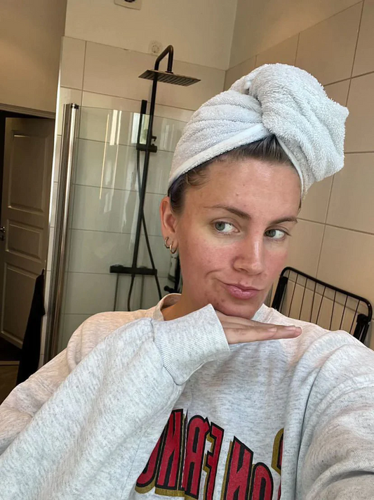Bilde av influenser Nellie Krokstad på badet med håret i et håndkle på hodet