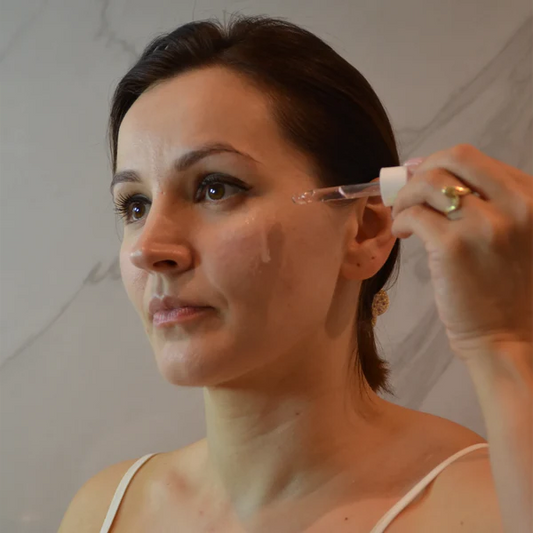 Bilde av dame som påfører ampull fra The Potions i ansiktet