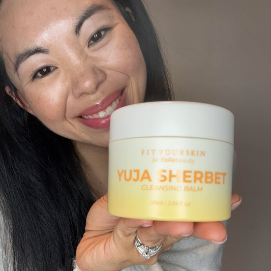 Bilde av Kari som viser fram Yuja Sherbet Cleansing Balm fra Fit Your Skin