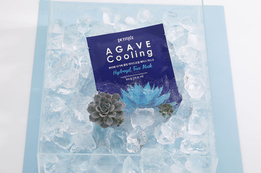 Bilde av Petitfee Agave Cooling Hydrogel Face Mask omringet av isbiter og blå blomster