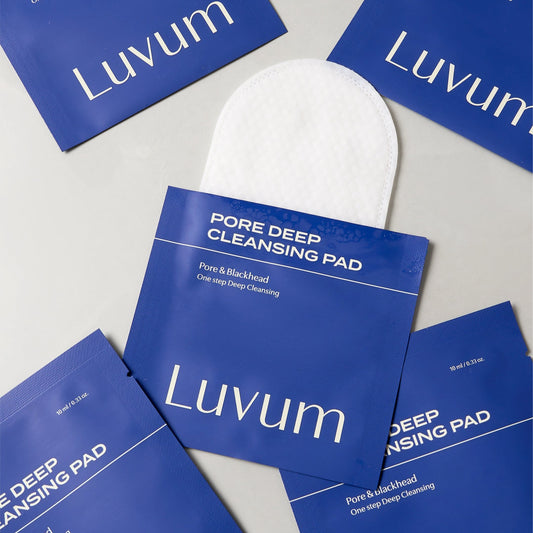 Bilde av flere pakker med Luvum Pore Deep Cleansing Pad oppå hverandre. Pakken i midten er åpen og viser produktet.