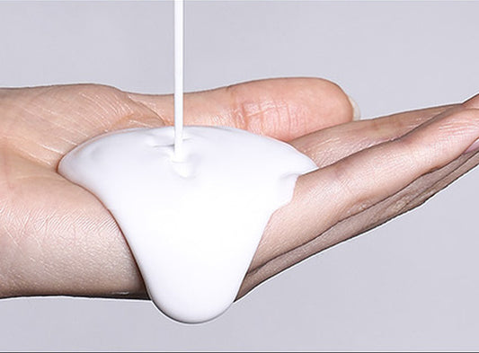 Bilde av en hånd full av Neos:lab Fluid Cream Cleanser