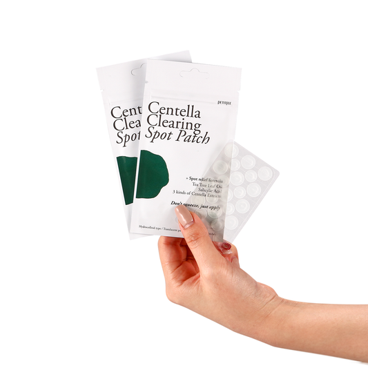 Bilde av dame som holder en åpnet pakke med Petitfee Clearing spot patch i hånden